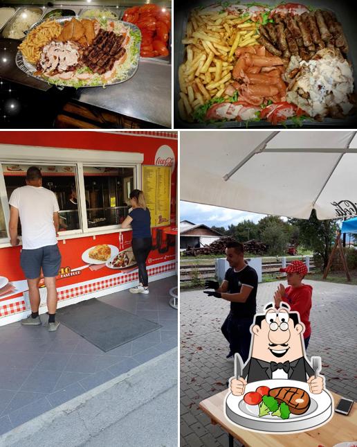 Prova i piatti di carne a Fast Food Dželo