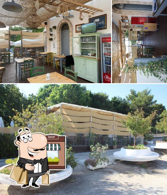 Tra le varie cose da Pizzeria Così com'è si possono trovare la esterno e interni