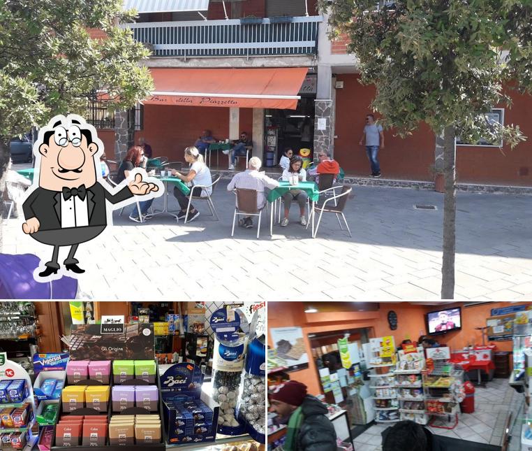 Siediti a un tavolo di bar della piazzetta