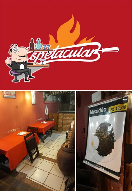 Sente em uma das mesas no Espetacular Espetaria