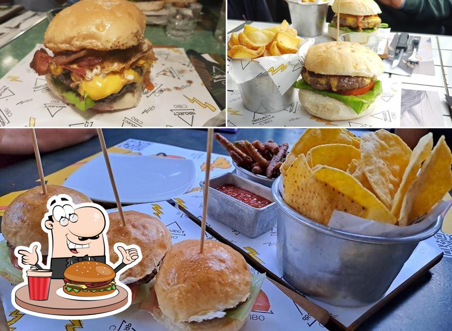 Gustati uno dei tipi di hamburger serviti a C1B0