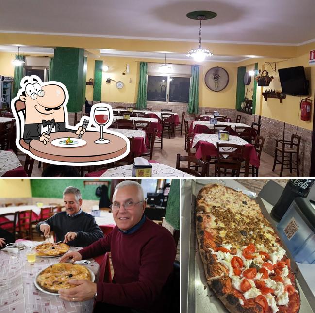 Questa è la foto che presenta la cibo e interni di Pizzeria Grande Valle