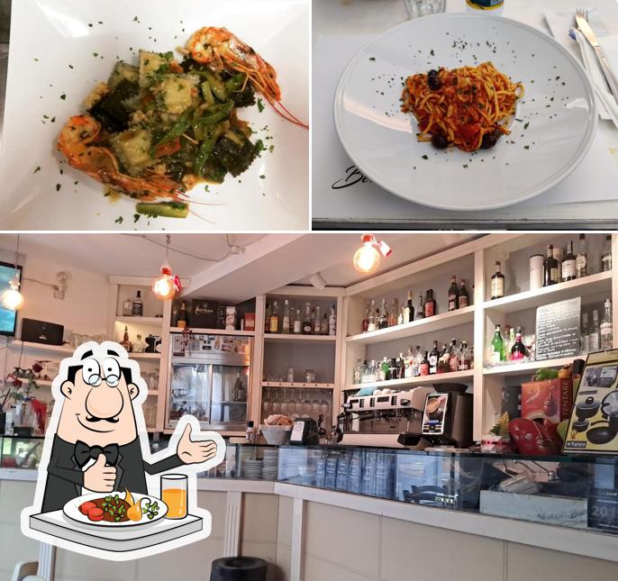 Questa è la immagine che mostra la cibo e interni di White's Bistrot