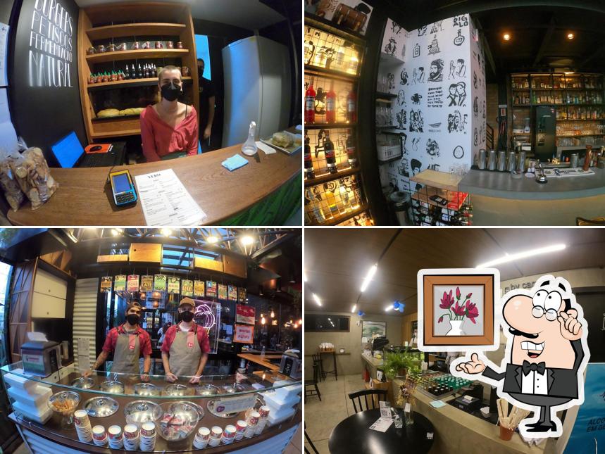 Sente em uma das mesas no Galeria NC - Restaurantes