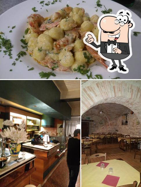 Pizzeria Bella Napoli si caratterizza per la interni e cibo