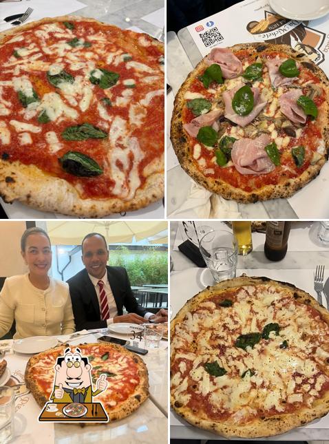 A L' Antica Pizzeria da Michele, puoi prenderti una bella pizza