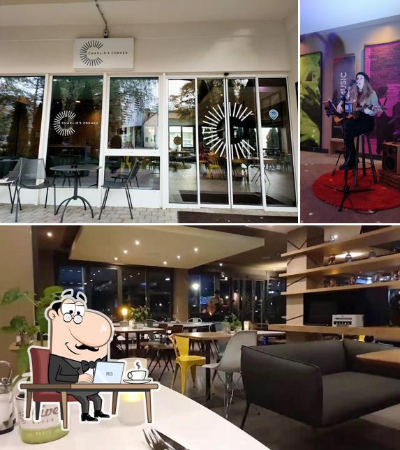 Gli interni di Charlie's Corner