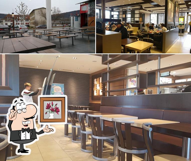 Siediti a un tavolo di McDonald’s Delémont