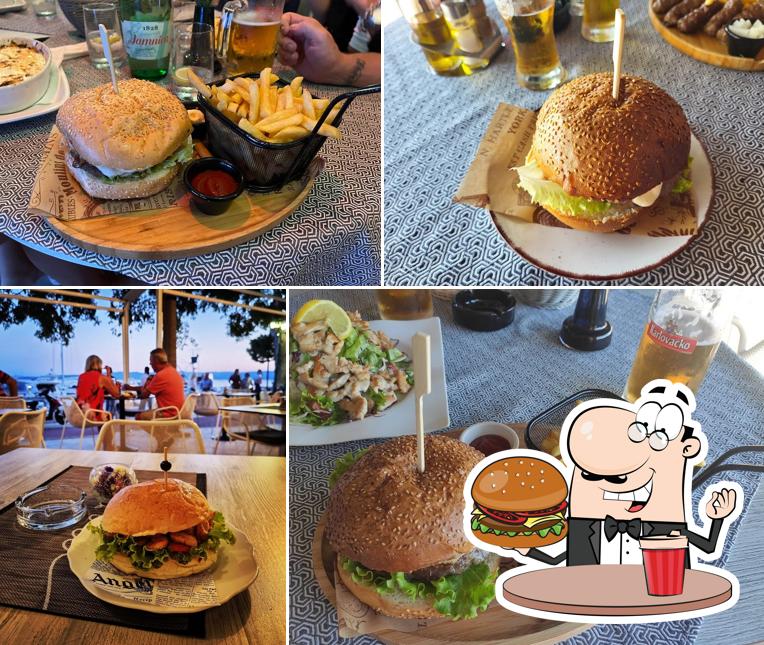 Prenditi un hamburger a Bistro Lungo Mare