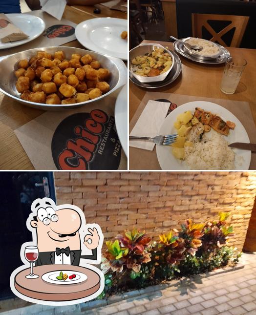 A comida e exterior do restaurante