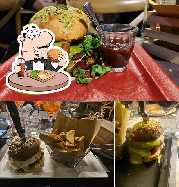 Ordina un hamburger a L'Horloge