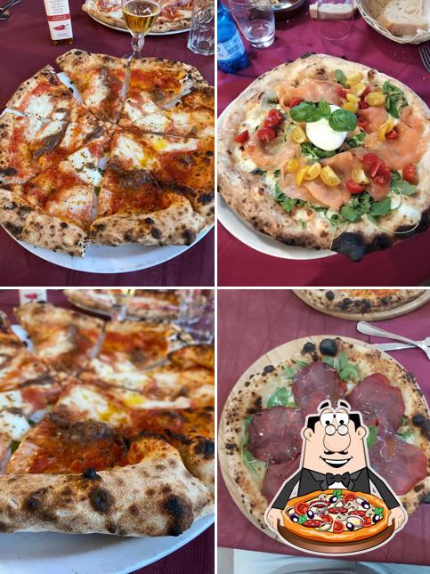 Scegli una pizza a Bar Trattoria Pizzeria Luna Rossa