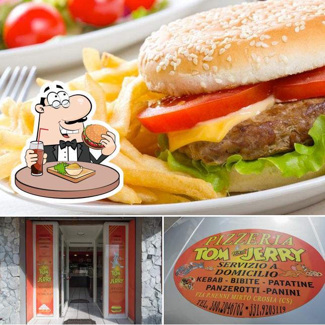 Prenditi un hamburger a Pizzeria Tom and Jerry Crosia
