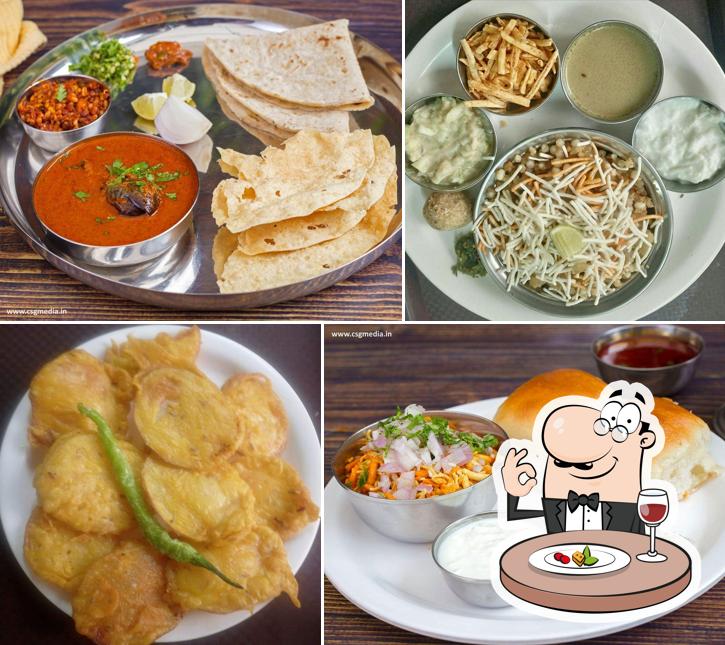 Food at Puneri Katta