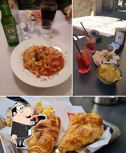 Tra le varie cose da Bar Redi si possono trovare la bevanda e cibo
