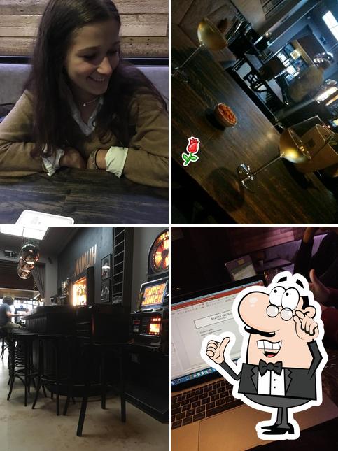 Installez-vous à l'une des tables de Club Human