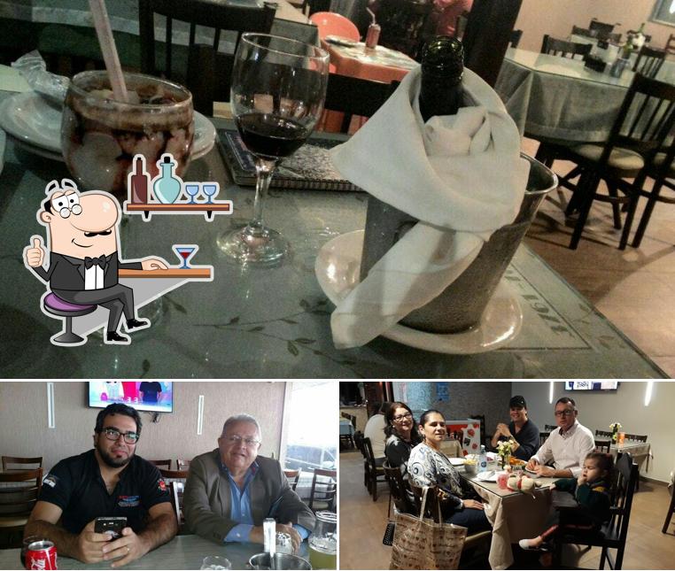 Sente em uma das mesas no Restaurante e Pizzaria Varanda