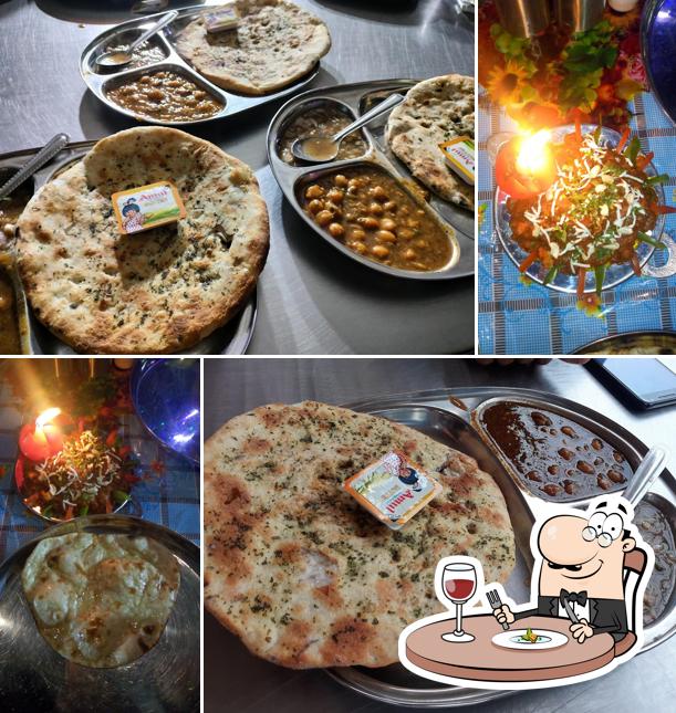 Food at Amritsari Kulcha