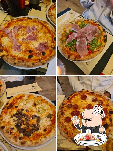 Scegli una pizza a Weekend Glamping Resort Restaurant