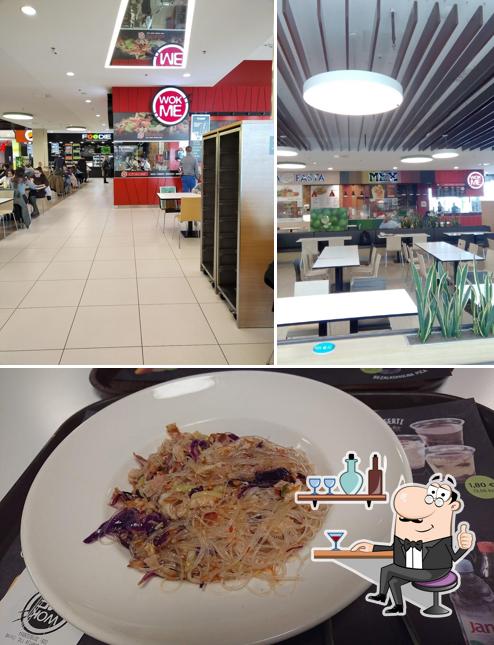 Tra le varie cose da Wok Me si possono trovare la interni e cibo