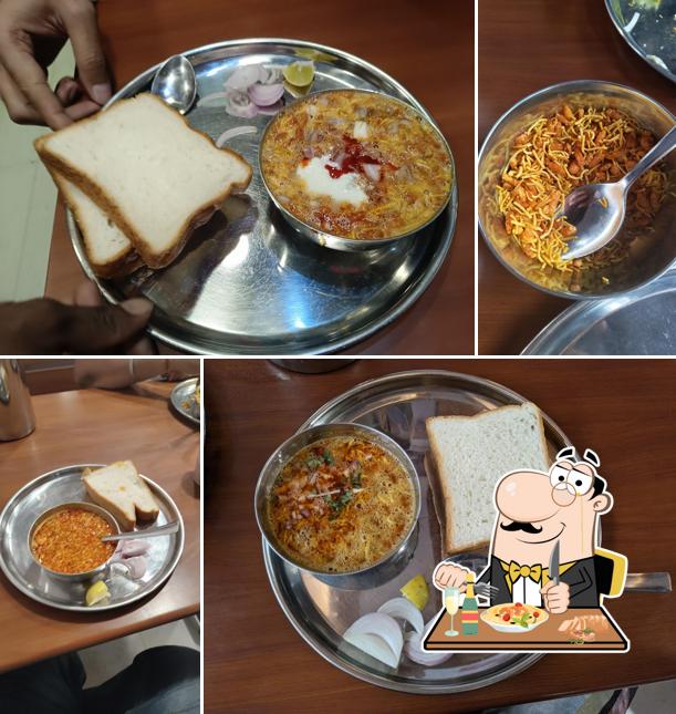 Pad thai at PHADTARE MISAL CENTER