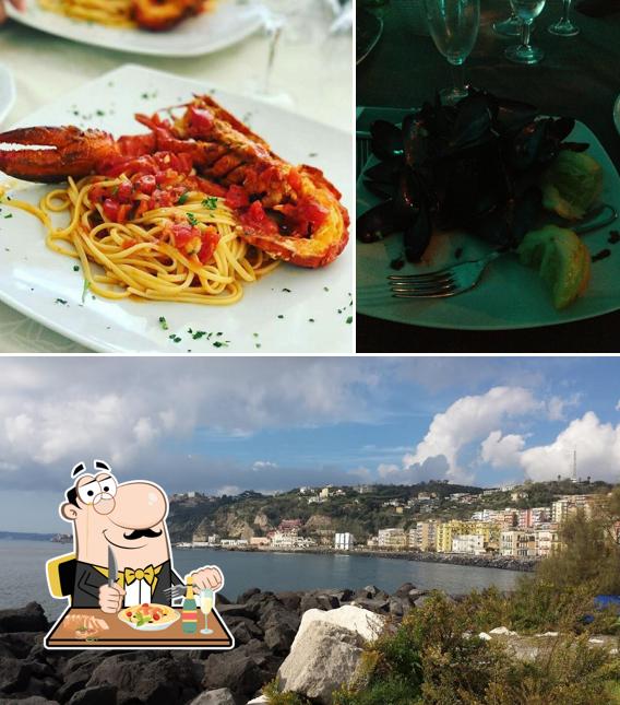 La foto di cibo e esterno da Rotonda Belvedere Napoli