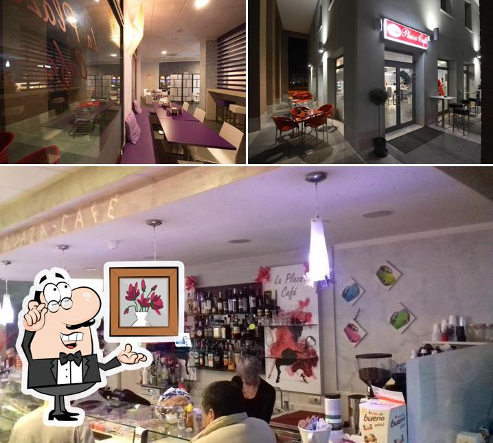 Siediti a un tavolo di La Plaza Cafè