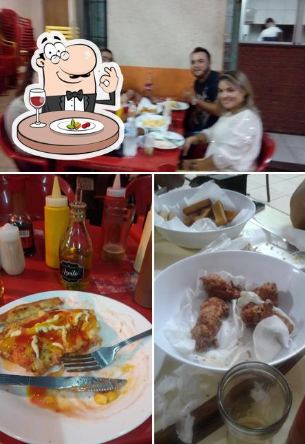 Esta é a foto mostrando comida e mesa de jantar a Frango Frito & Pizzaria