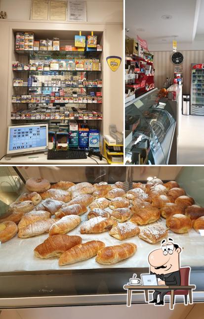 Tra le varie cose da Angel' s Caffè si possono trovare la interni e cibo