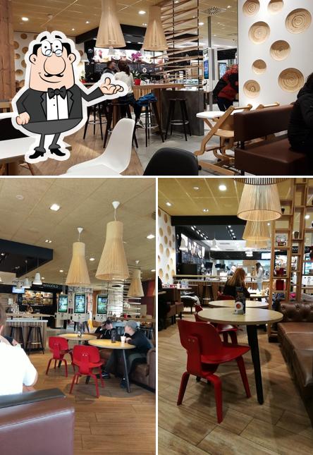 Siediti a un tavolo di McDonald's