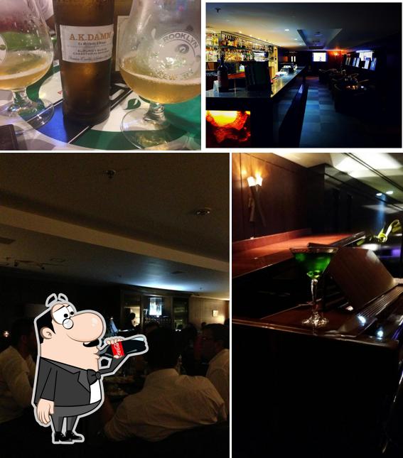 Confira a imagem ilustrando bebida e balcão de bar no Churchill Lounge Bar