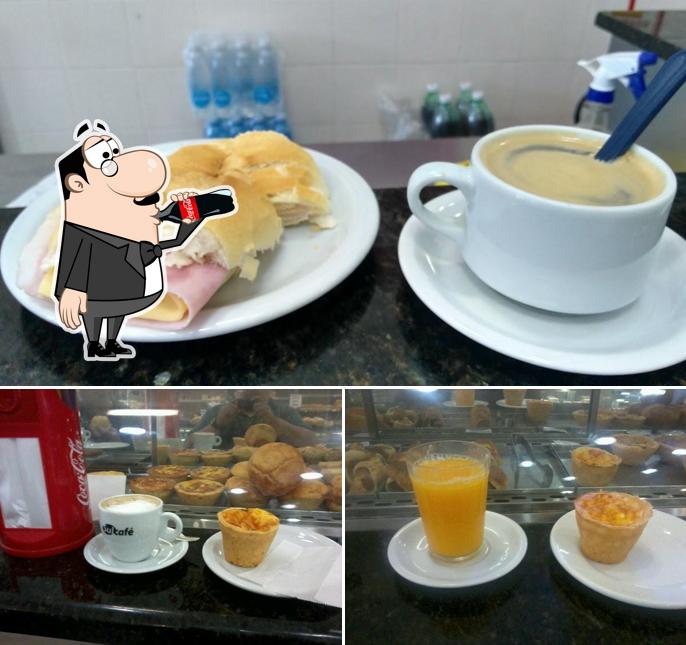 Entre diversos coisas, bebida e comida podem ser encontrados a Padaria Estrela