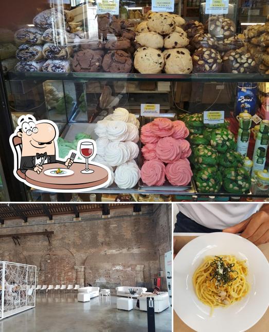 La cibo e interni del ristorante