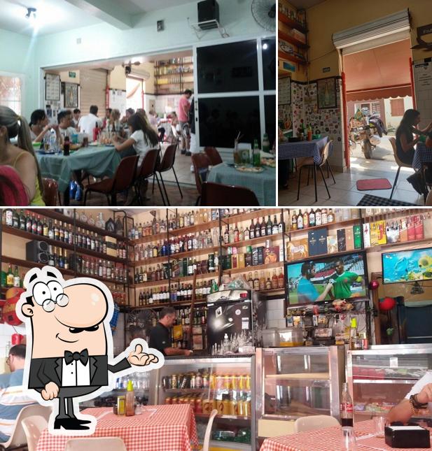 Sente em uma das mesas no Bar do Gil - Frutos do Mar