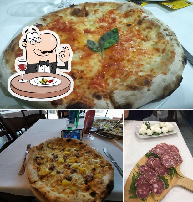 La cibo e tavolo da pranzo del ristorante