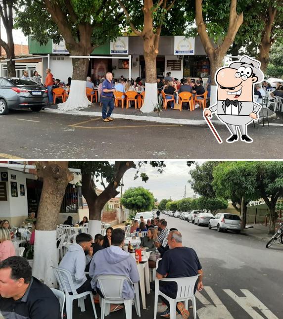 Veja a parte externa do Fidélis Bar da Sombra