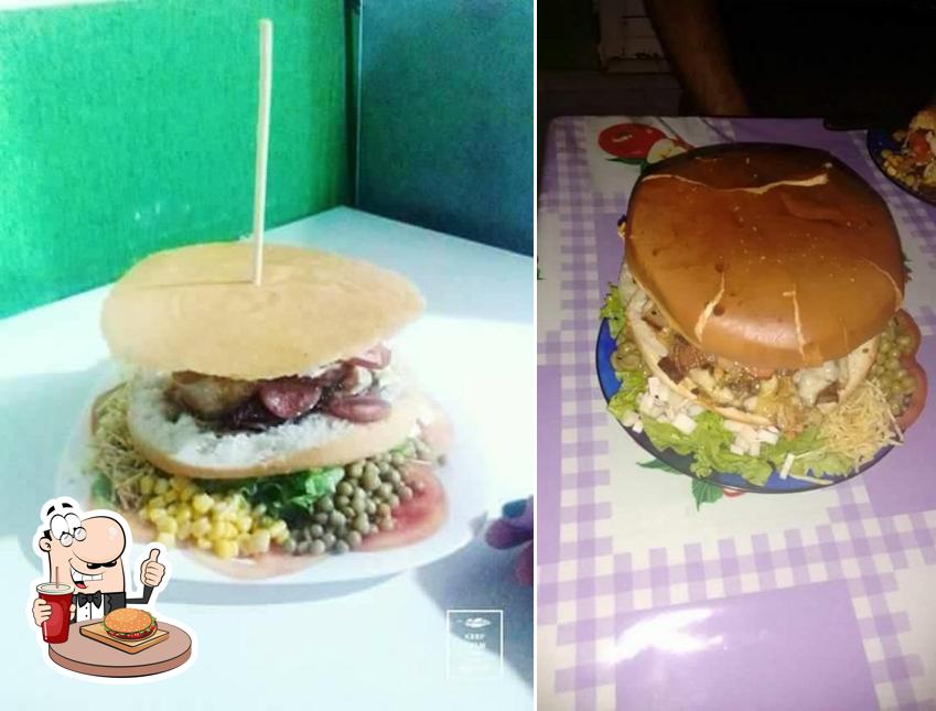 Delicie-se com um hambúrguer no Frajollas Lanches