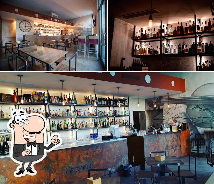 Guarda la foto che raffigura la interni e tavolo da pranzo di Sipario Alcolico Cocktail-Food-Wine