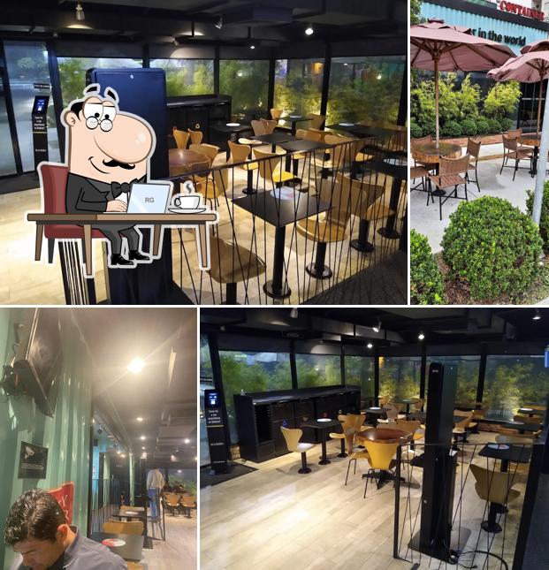 Sente em uma das mesas no Madero Container