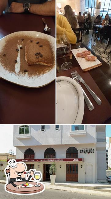 A comida e exterior do restaurante