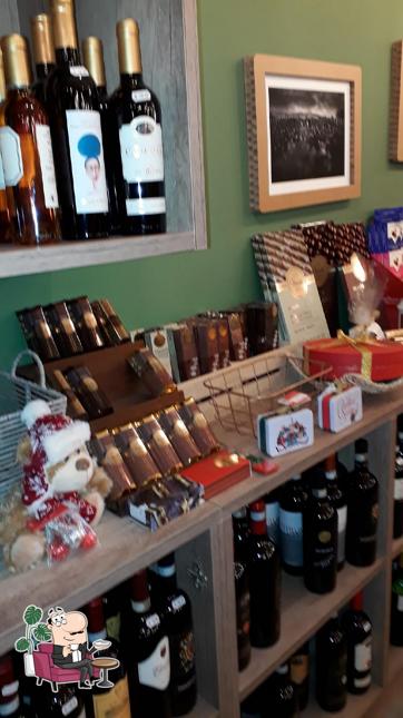 Dai un'occhiata agli interni di Cantina di Bacco - Via Parigi 36