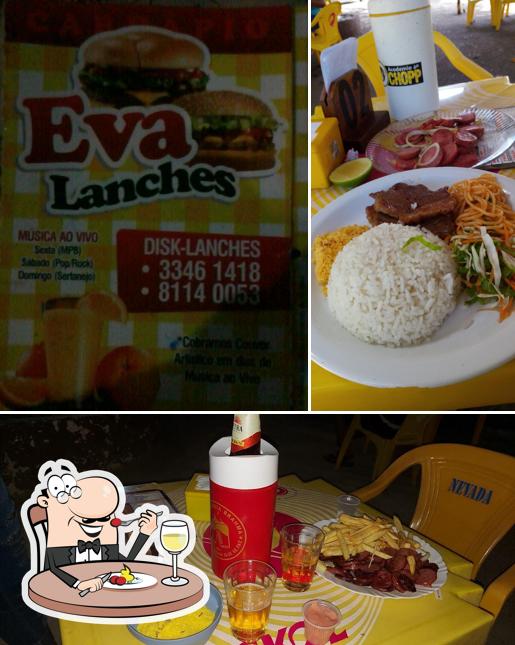 A imagem da comida e cerveja no Eva Lanches
