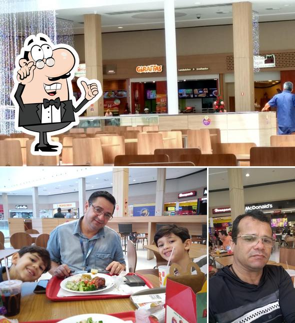 O interior do Giraffas Mangabeira Shopping