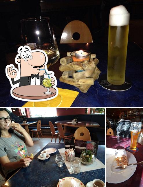 Dai un’occhiata alla foto che raffigura la bevanda e interni di Cafe Bar Pfiff