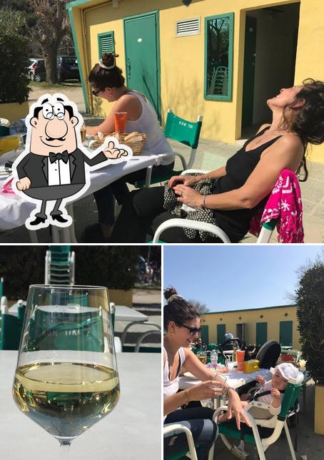 La foto di interni e vino da Bagno kontiki ultima spiaggia Marina di Ravenna
