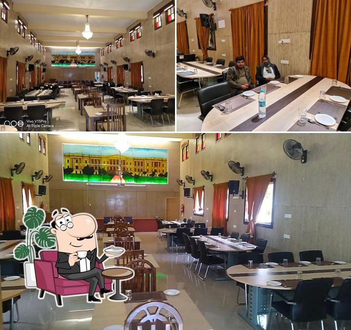 The interior of Restaurant Howrah Holiday Inn (Hizal)