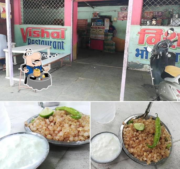 The picture of विशाल भोजनालय आणी कोल्ड्रिंक्स’s food and interior