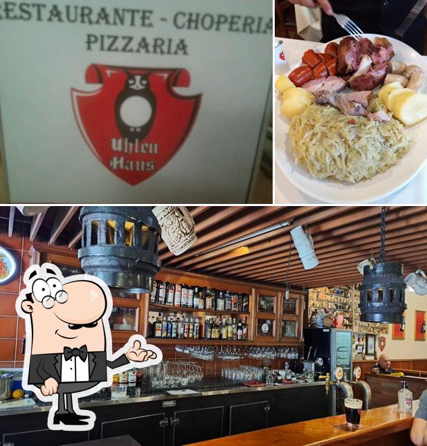 Sente em uma das mesas no Uhlen Haus