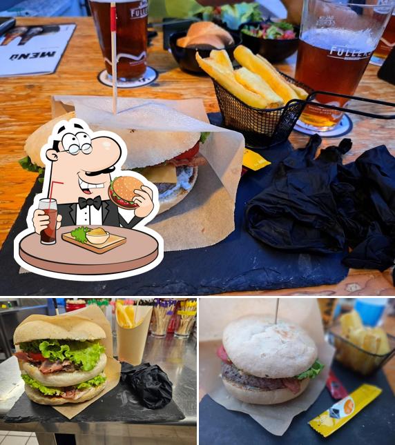 Ordina un hamburger a Space PUB