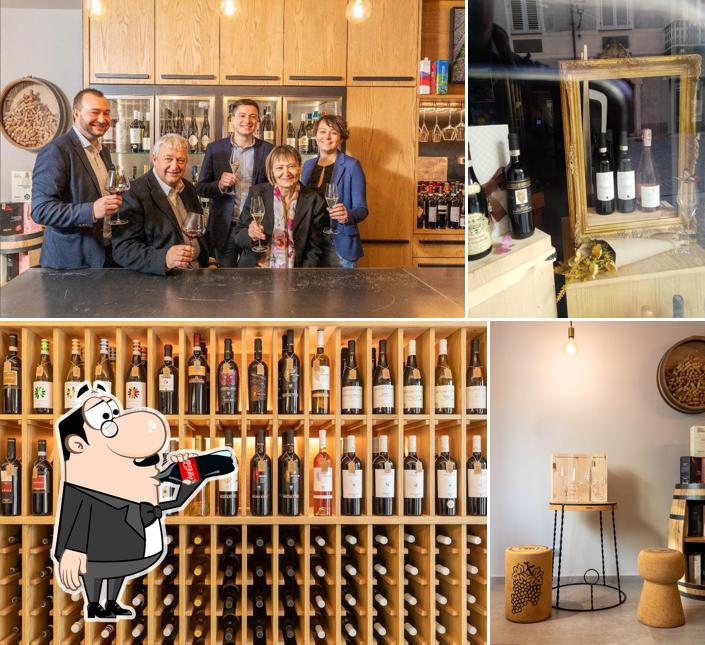Dai un’occhiata alla foto che presenta la bevanda e interni di Enoteca Vinai del Borgo
